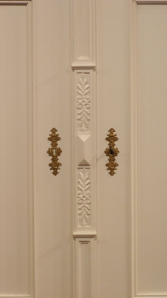 Aufwendiger Gründerzeit Fassadenschrank, Nussbaum weiß lasiert um 1870 Aufwendiger Gründerzeit Fassadenschrank, Nussbaum weiß lasiert um 1870