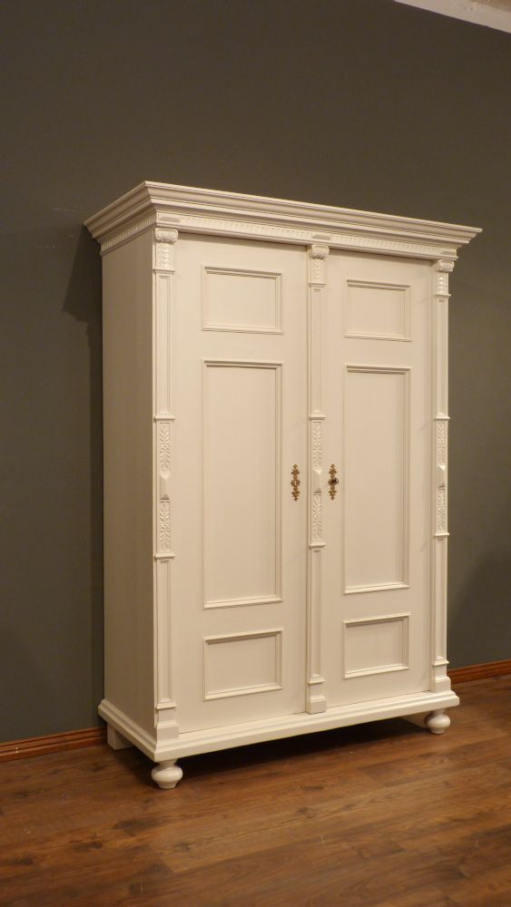 Aufwendiger Gründerzeit Fassadenschrank, Nussbaum weiß lasiert um 1870 Aufwendiger Gründerzeit Fassadenschrank, Nussbaum weiß lasiert um 1870