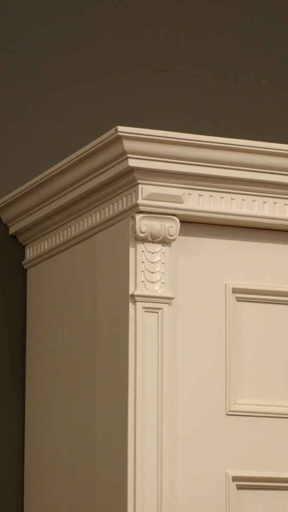 Aufwendiger Gründerzeit Fassadenschrank, Nussbaum weiß lasiert um 1870 Aufwendiger Gründerzeit Fassadenschrank, Nussbaum weiß lasiert um 1870