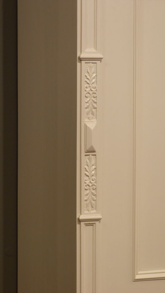 Aufwendiger Gründerzeit Fassadenschrank, Nussbaum weiß lasiert um 1870 Aufwendiger Gründerzeit Fassadenschrank, Nussbaum weiß lasiert um 1870