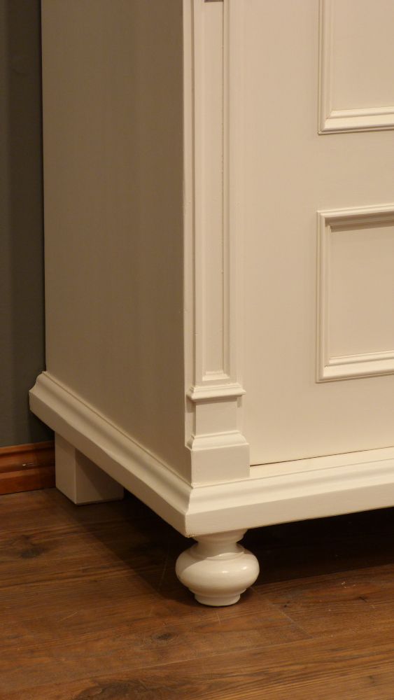 Aufwendiger Gründerzeit Fassadenschrank, Nussbaum weiß lasiert um 1870 Aufwendiger Gründerzeit Fassadenschrank, Nussbaum weiß lasiert um 1870