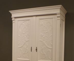 Zweitüriger Jugendstil Wäscheschrank, Nussbaum weiss lasiert um 1900 