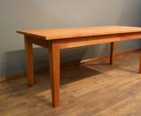 Formschöner Esstisch, massiv Kirschholz