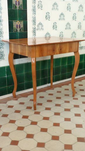 Formschöner Biedermeier Schreibtisch, Kischholz handpoliert