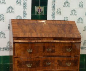 Barocker Schrägklappen Sekretär, Nussbaum handpoliert um 1760