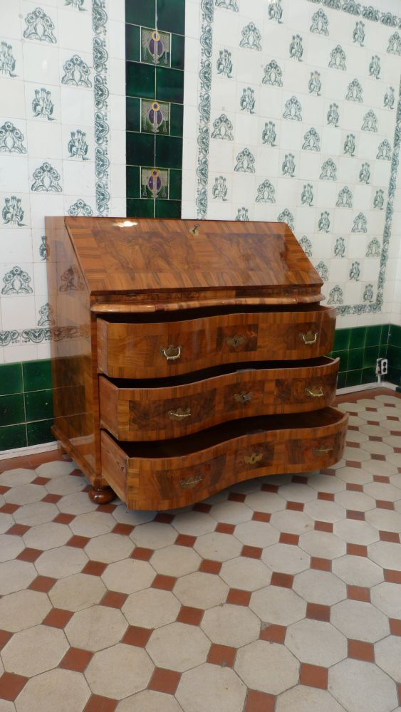 Barocker Schrägklappensekretär, Nussbaum handpoliert um 1760 Barocker Schrägklappensekretär, Nussbaum handpoliert um 1760