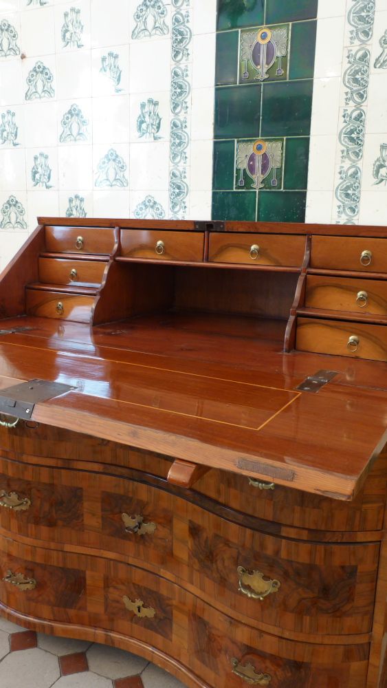 Barocker Schrägklappensekretär, Nussbaum handpoliert um 1760 Barocker Schrägklappensekretär, Nussbaum handpoliert um 1760