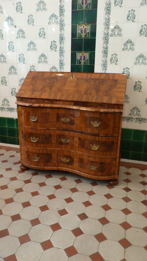 Barocker Schrägklappensekretär, Nussbaum handpoliert um 1760 Barocker Schrägklappensekretär, Nussbaum handpoliert um 1760