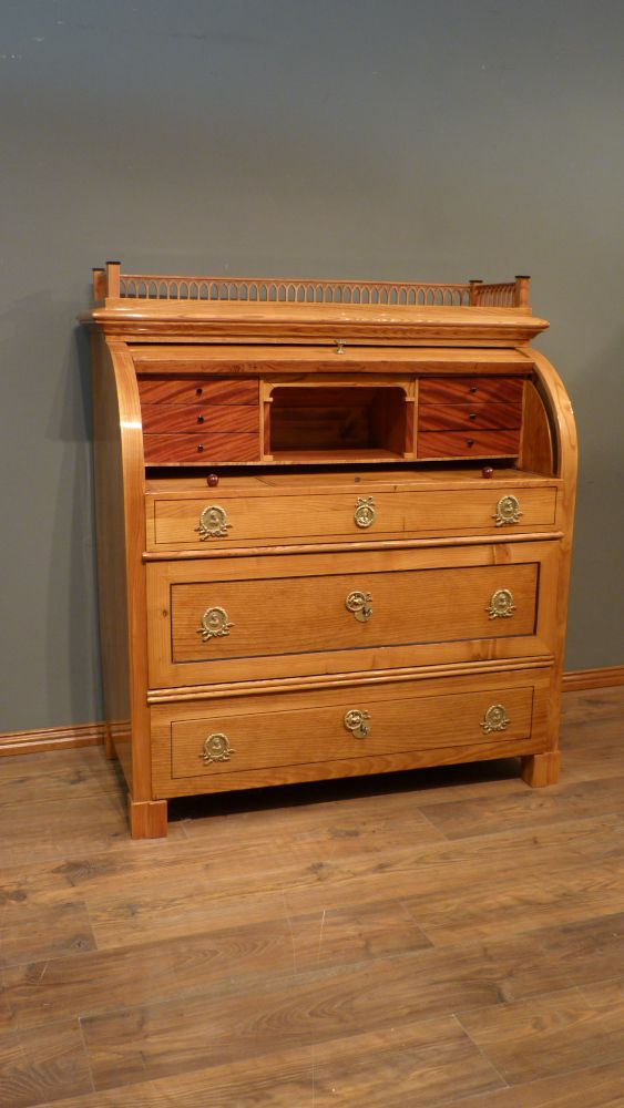 Kraftvoller Biedermeiersekretär mit Rollklappe, Esche handpoliert um 1840 Kraftvoller Biedermeiersekretär mit Rollklappe, Esche handpoliert um 1840