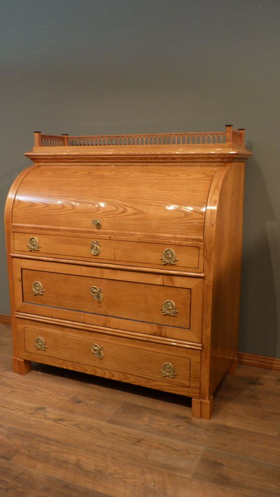 Kraftvoller Biedermeiersekretär mit Rollklappe, Esche handpoliert um 1840 Kraftvoller Biedermeiersekretär mit Rollklappe, Esche handpoliert um 1840