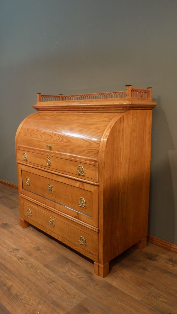 Kraftvoller Biedermeiersekretär mit Rollklappe, Esche handpoliert um 1840 Kraftvoller Biedermeiersekretär mit Rollklappe, Esche handpoliert um 1840