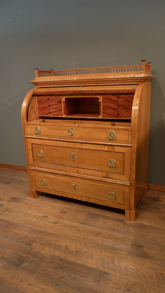 Kraftvoller Biedermeiersekretär mit Rollklappe, Esche handpoliert um 1840 Kraftvoller Biedermeiersekretär mit Rollklappe, Esche handpoliert um 1840