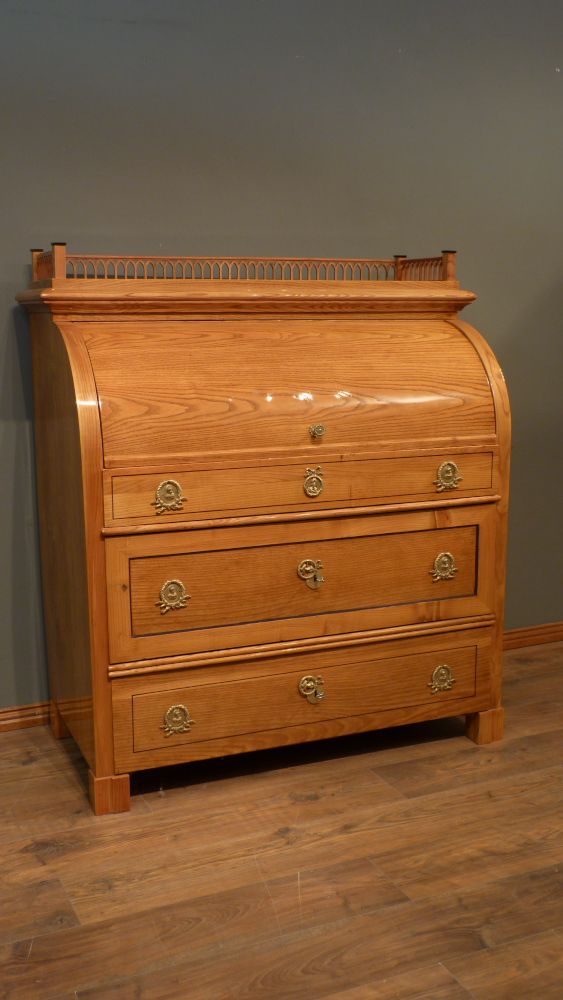 Kraftvoller Biedermeiersekretär mit Rollklappe, Esche handpoliert um 1840 Kraftvoller Biedermeiersekretär mit Rollklappe, Esche handpoliert um 1840