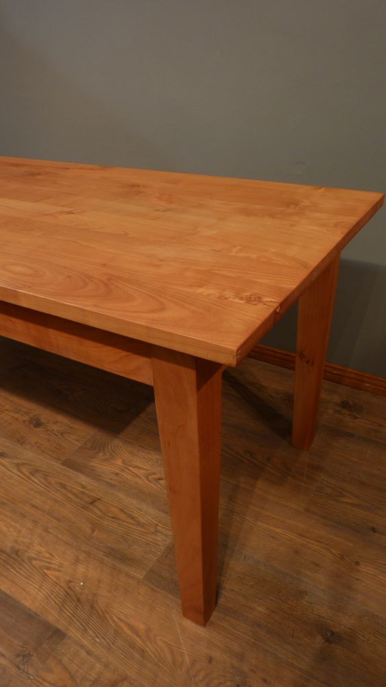 Schlichter, aufgearbeiteter Esstisch, massiv Kirschholz Schlichter, aufgearbeiteter Esstisch, massiv Kirschholz