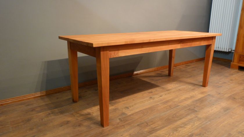 Schlichter, aufgearbeiteter Esstisch, massiv Kirschholz Schlichter, aufgearbeiteter Esstisch, massiv Kirschholz