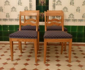 Vier formschöne Biedermeierstühle, Esche um 1860