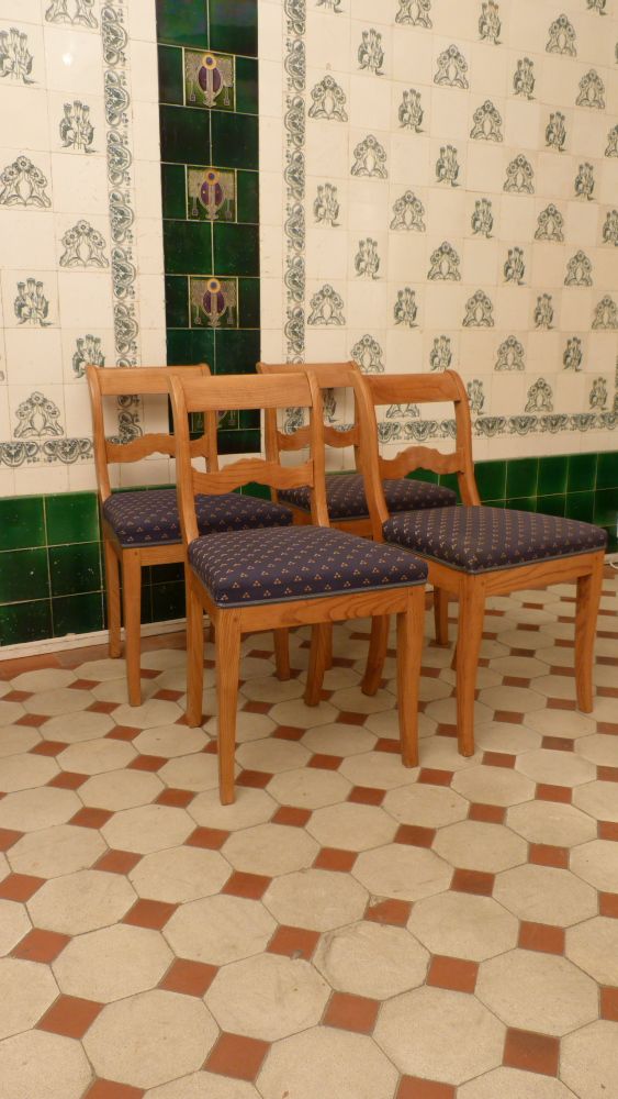 Vier Biedermeierstühle, Esche um 1860 Vier Biedermeierstühle, Esche um 1860