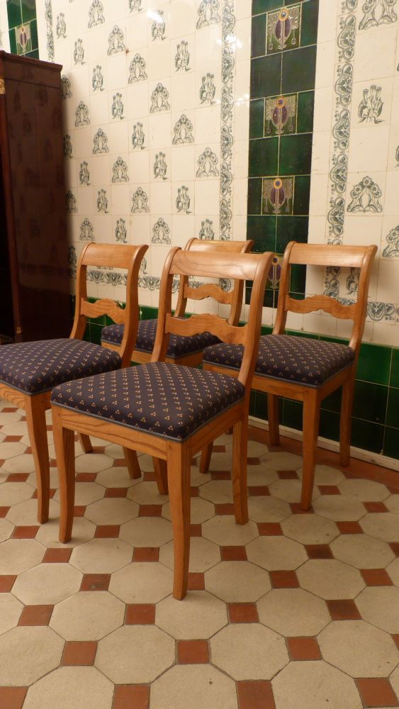 Vier Biedermeierstühle, Esche um 1860 Vier Biedermeierstühle, Esche um 1860