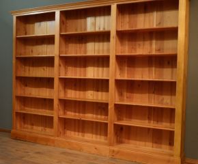 Klassisches Bücherregal mit verstellbaren Einlegeböden