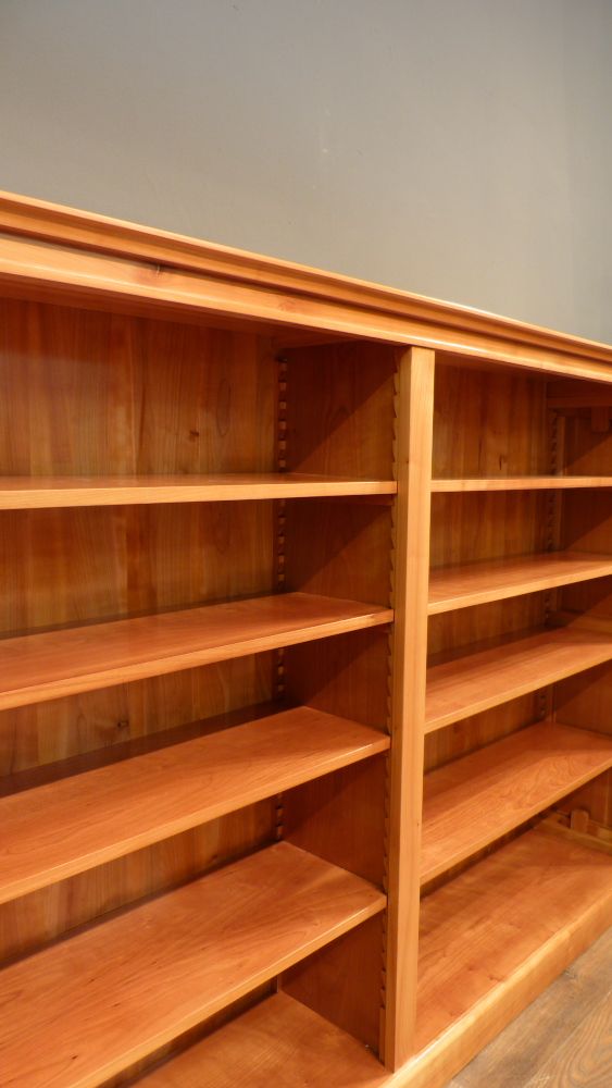 Elegantes Kirschholz Bücherregal mit verstellbaren Böden Elegantes Kirschholz Bücherregal mit verstellbaren Böden