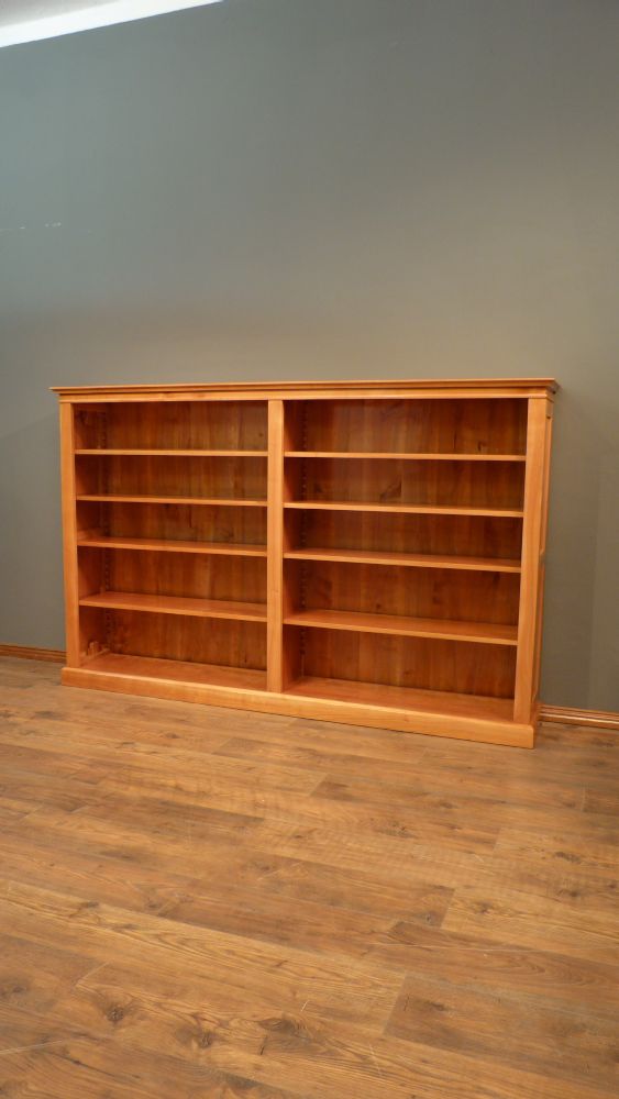 Elegantes Kirschholz Bücherregal mit verstellbaren Böden Elegantes Kirschholz Bücherregal mit verstellbaren Böden