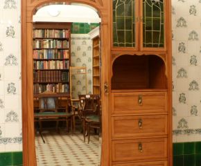 Seltener Jugendstil Kleiderschrank, Kirschholz um 1910