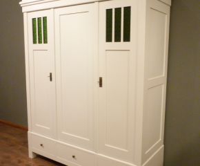 Dreitüriger Jugendstil Kleiderschrank, Fichte weiss lasiert