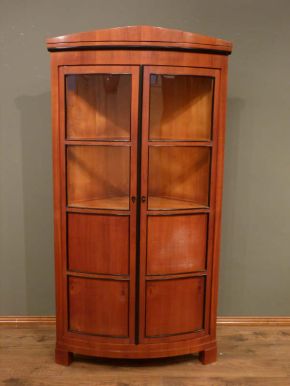 Eleganter Kirschholz Eckschrank im Biedermeierstil