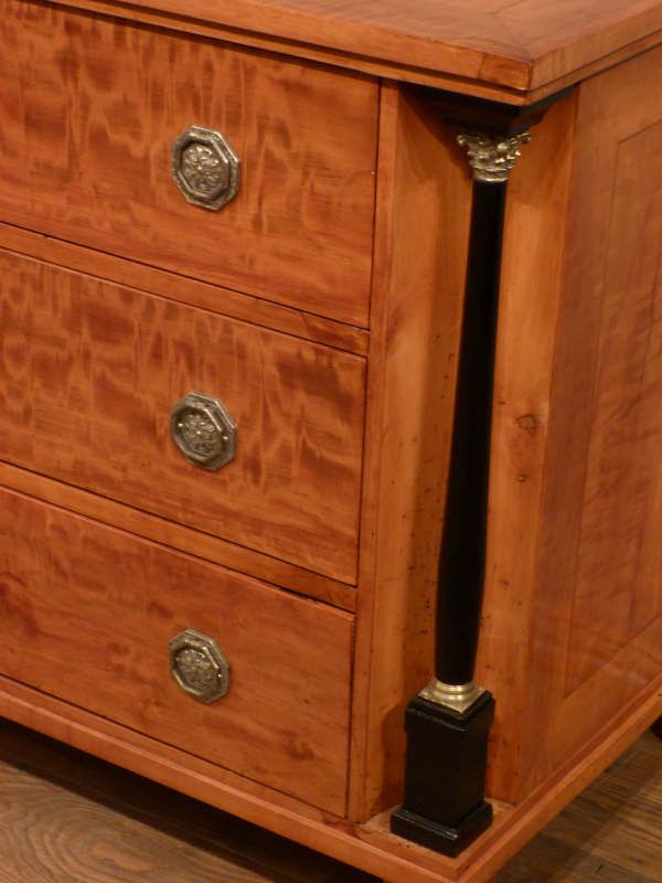 Antike Möbel, antike Biedermeier Kommode aus Birkenholz, um 1840 Antike Möbel, antike Biedermeier Kommode aus Birkenholz, um 1840