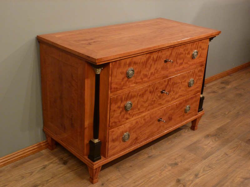 Antike Möbel, antike Biedermeier Kommode aus Birkenholz, um 1840 Antike Möbel, antike Biedermeier Kommode aus Birkenholz, um 1840