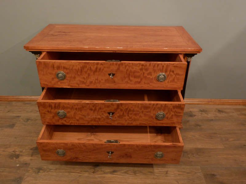 Antike Möbel, antike Biedermeier Kommode aus Birkenholz, um 1840 Antike Möbel, antike Biedermeier Kommode aus Birkenholz, um 1840