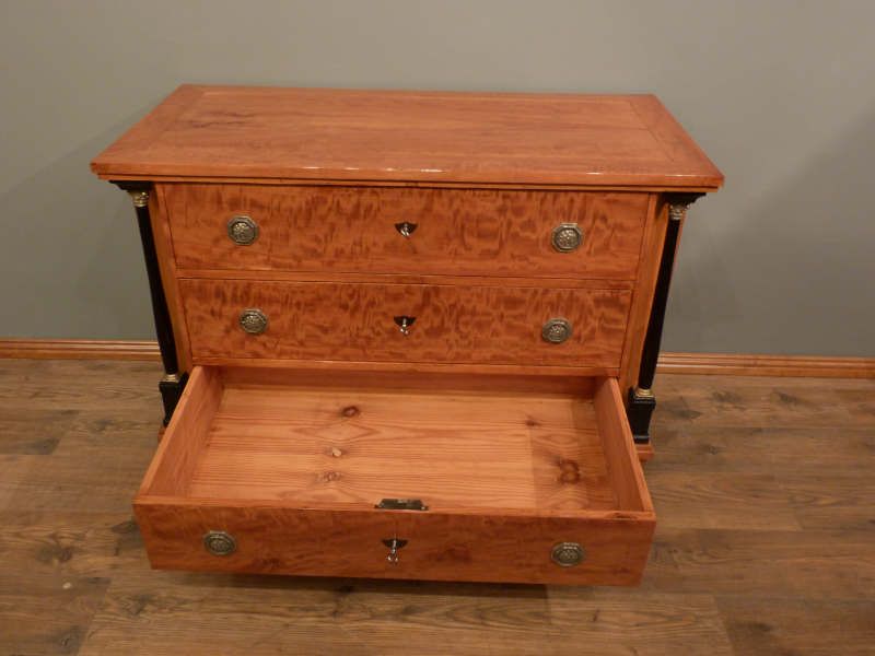 Antike Möbel, antike Biedermeier Kommode aus Birkenholz, um 1840 Antike Möbel, antike Biedermeier Kommode aus Birkenholz, um 1840