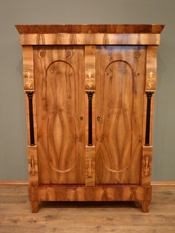 Antike Schränke, Biedermeier Kleiderschrank, Nussbaum handpoliert um 1840 Antike Schränke, Biedermeier Kleiderschrank, Nussbaum handpoliert um 1840