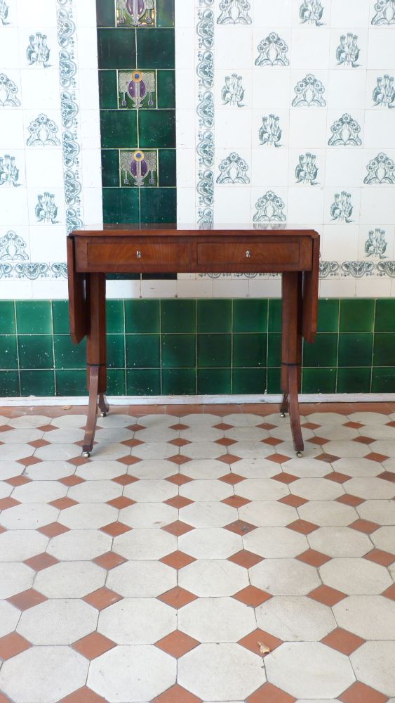 Antike Möbel, antiker Biedermeier abklappbarer Tisch, Mahagoni um 1840 Antike Möbel, antiker Biedermeier abklappbarer Tisch, Mahagoni um 1840