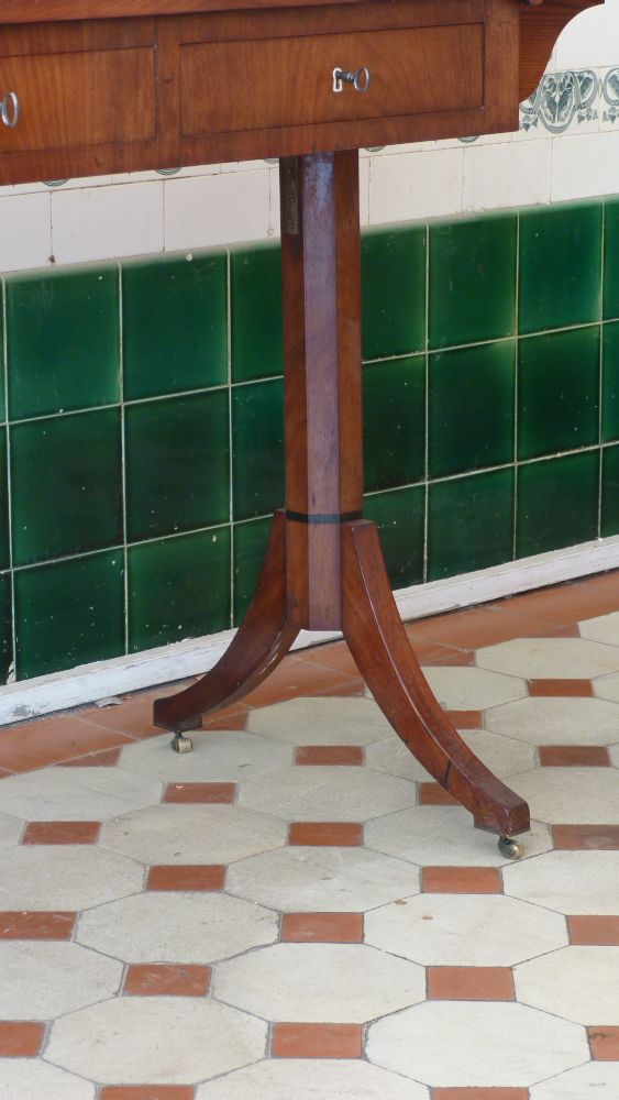 Antike Möbel, antiker Biedermeier abklappbarer Tisch, Mahagoni um 1840 Antike Möbel, antiker Biedermeier abklappbarer Tisch, Mahagoni um 1840