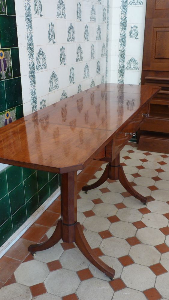 Antike Möbel, antiker Biedermeier abklappbarer Tisch, Mahagoni um 1840 Antike Möbel, antiker Biedermeier abklappbarer Tisch, Mahagoni um 1840