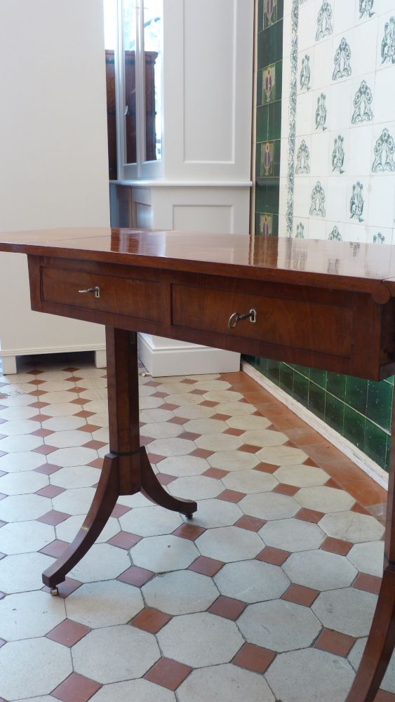 Antike Möbel, antiker Biedermeier abklappbarer Tisch, Mahagoni um 1840 Antike Möbel, antiker Biedermeier abklappbarer Tisch, Mahagoni um 1840