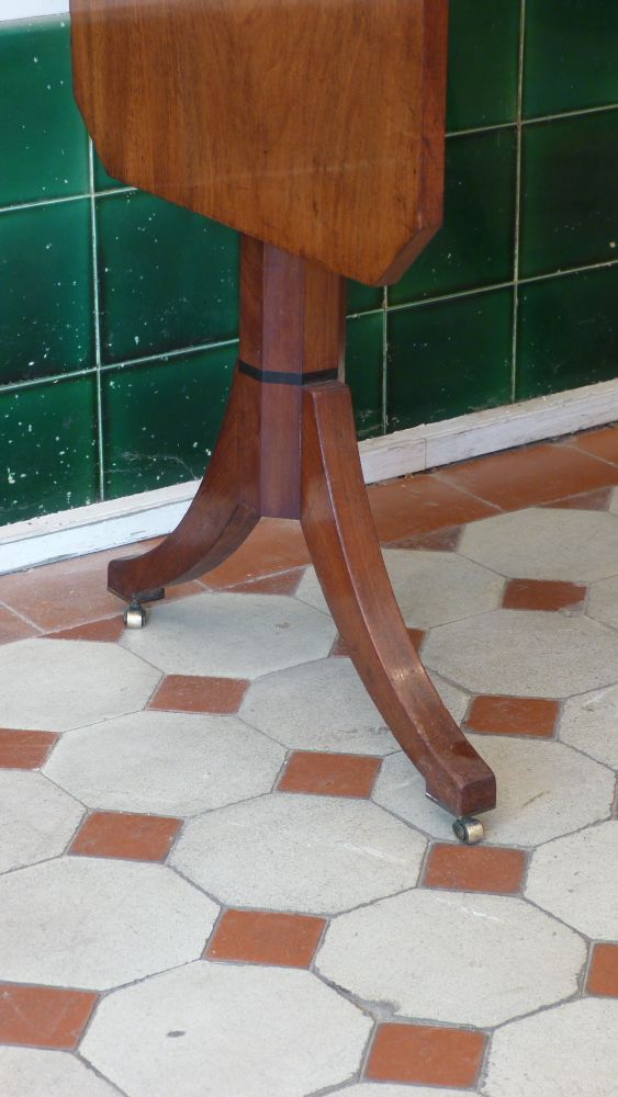 Antike Möbel, antiker Biedermeier abklappbarer Tisch, Mahagoni um 1840 Antike Möbel, antiker Biedermeier abklappbarer Tisch, Mahagoni um 1840