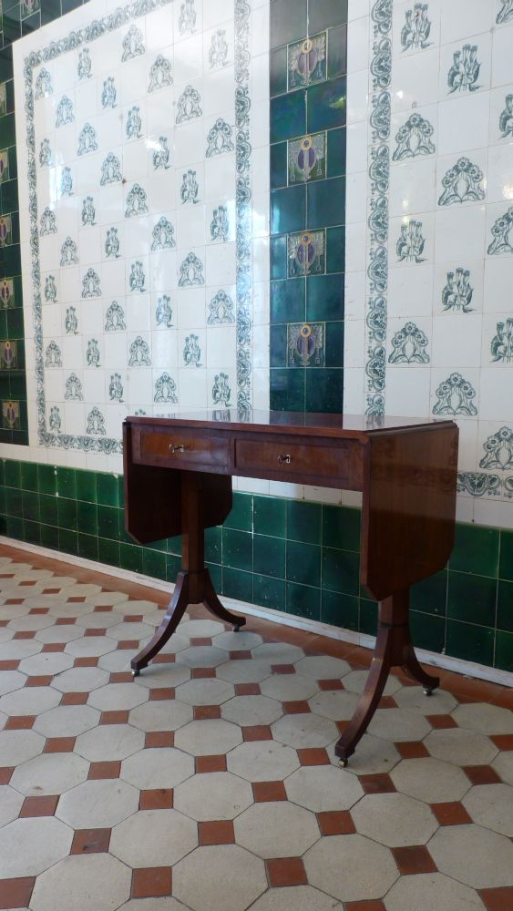 Antike Möbel, antiker Biedermeier abklappbarer Tisch, Mahagoni um 1840 Antike Möbel, antiker Biedermeier abklappbarer Tisch, Mahagoni um 1840