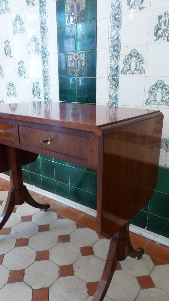 Antike Möbel, antiker Biedermeier abklappbarer Tisch, Mahagoni um 1840 Antike Möbel, antiker Biedermeier abklappbarer Tisch, Mahagoni um 1840