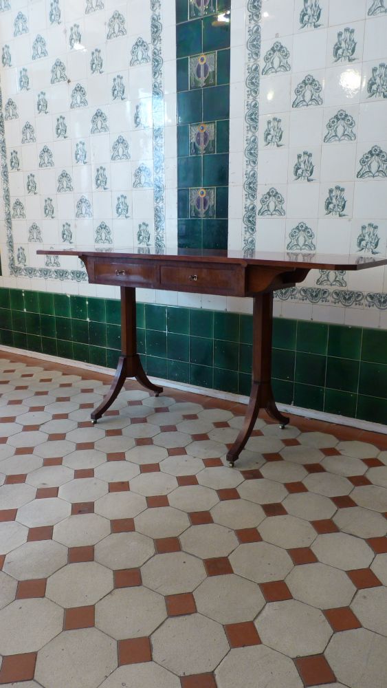 Antike Möbel, antiker Biedermeier abklappbarer Tisch, Mahagoni um 1840 Antike Möbel, antiker Biedermeier abklappbarer Tisch, Mahagoni um 1840