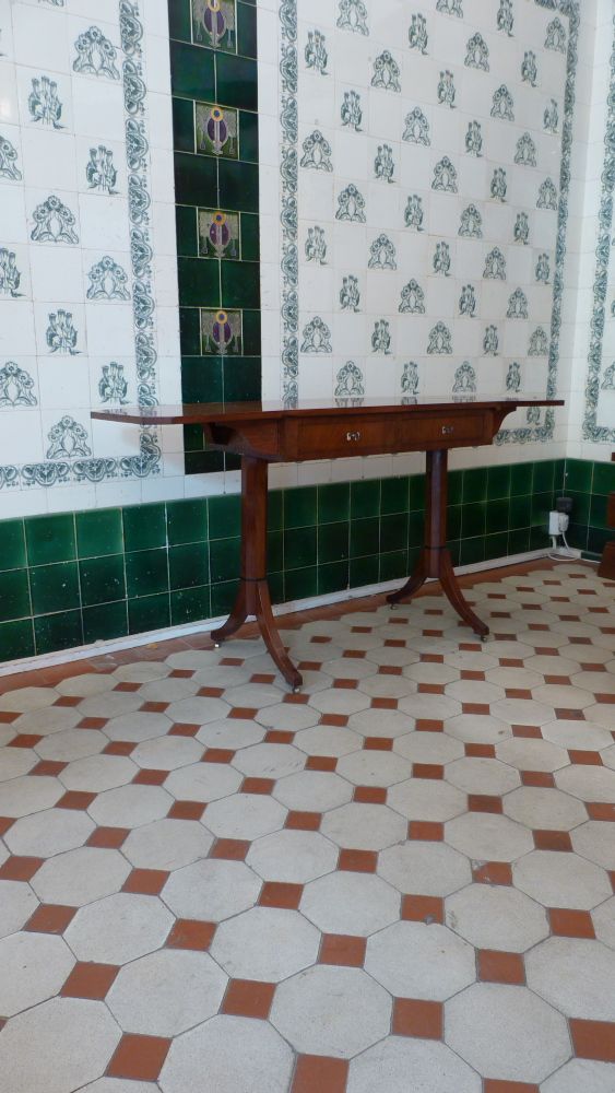 Antike Möbel, antiker Biedermeier abklappbarer Tisch, Mahagoni um 1840 Antike Möbel, antiker Biedermeier abklappbarer Tisch, Mahagoni um 1840