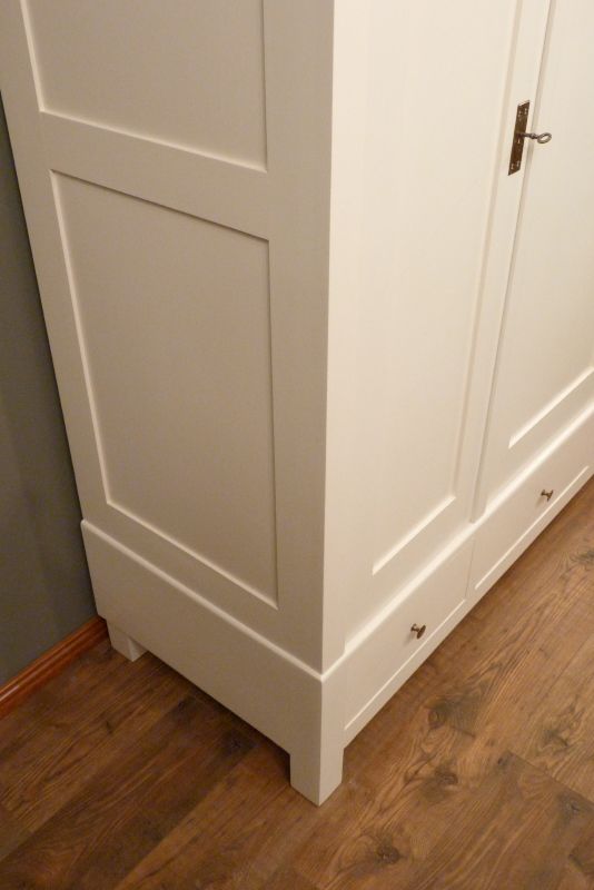 Antike Schränke, Jugendstil Kleiderschrank, Fichte weiss lasiert um 1910 Antike Schränke, Jugendstil Kleiderschrank, Fichte weiss lasiert um 1910