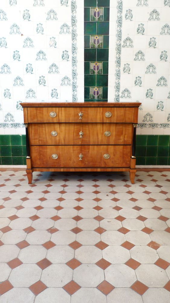 Elegante Biedermeierkommode, Kirschholz handpoliert um 1840 Elegante Biedermeierkommode, Kirschholz handpoliert um 1840