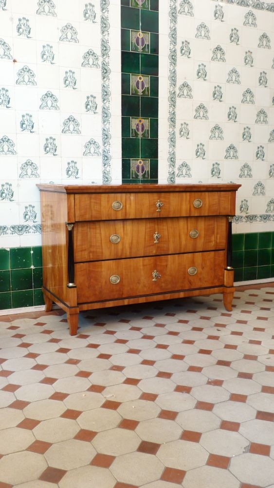 Elegante Biedermeierkommode, Kirschholz handpoliert um 1840 Elegante Biedermeierkommode, Kirschholz handpoliert um 1840