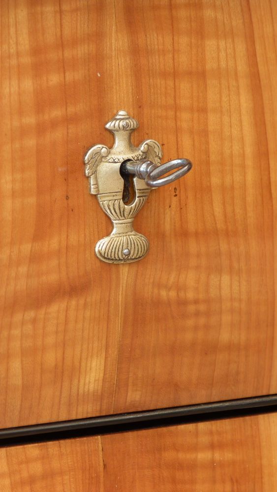 Elegante Biedermeierkommode, Kirschholz handpoliert um 1840 Elegante Biedermeierkommode, Kirschholz handpoliert um 1840