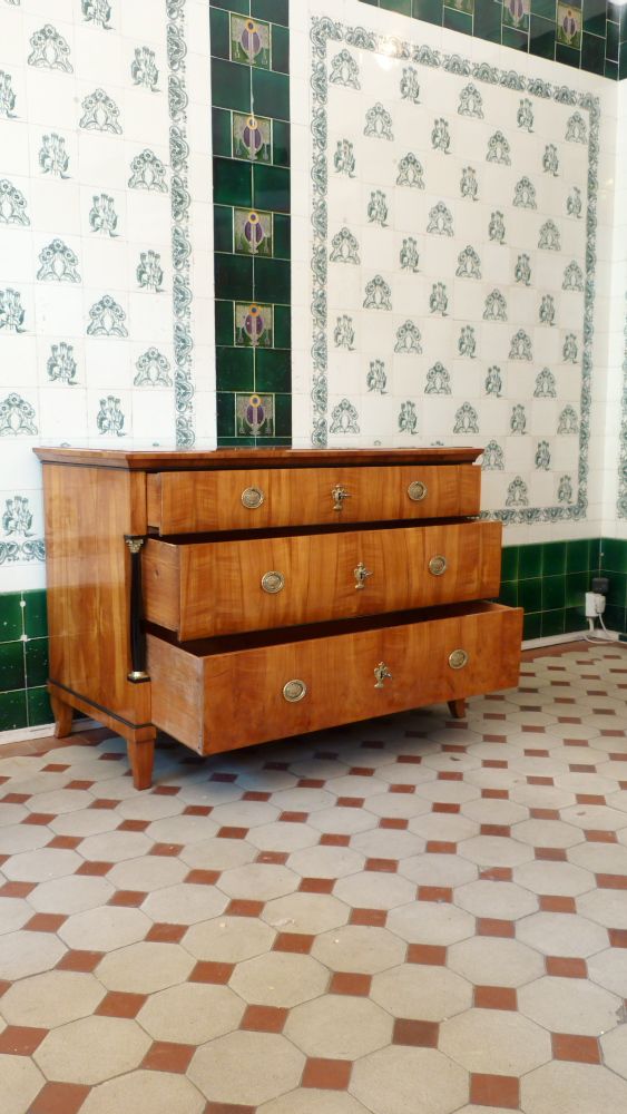 Elegante Biedermeierkommode, Kirschholz handpoliert um 1840 Elegante Biedermeierkommode, Kirschholz handpoliert um 1840