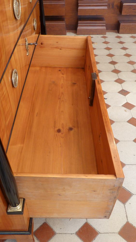 Elegante Biedermeierkommode, Kirschholz handpoliert um 1840 Elegante Biedermeierkommode, Kirschholz handpoliert um 1840