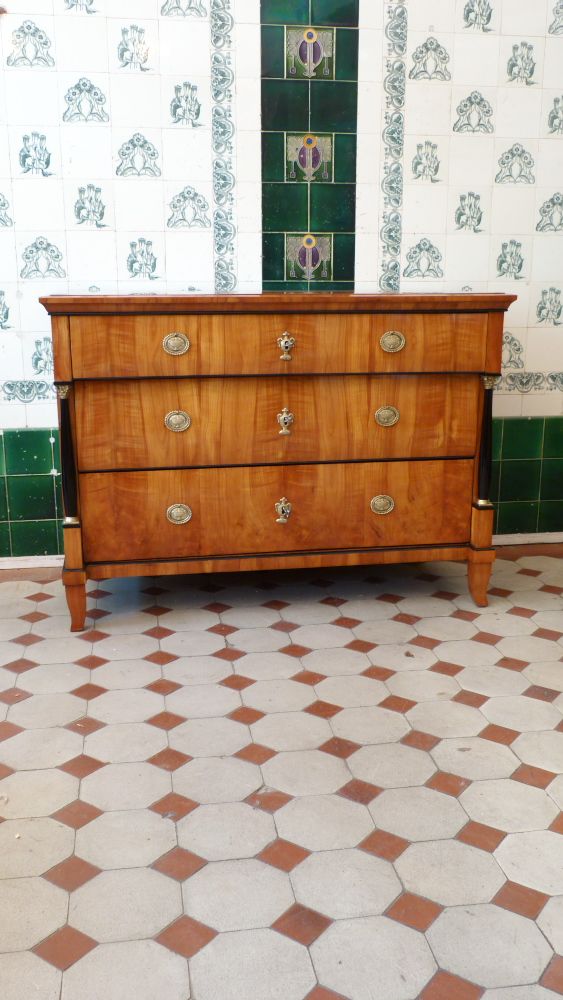 Elegante Biedermeierkommode, Kirschholz handpoliert um 1840 Elegante Biedermeierkommode, Kirschholz handpoliert um 1840