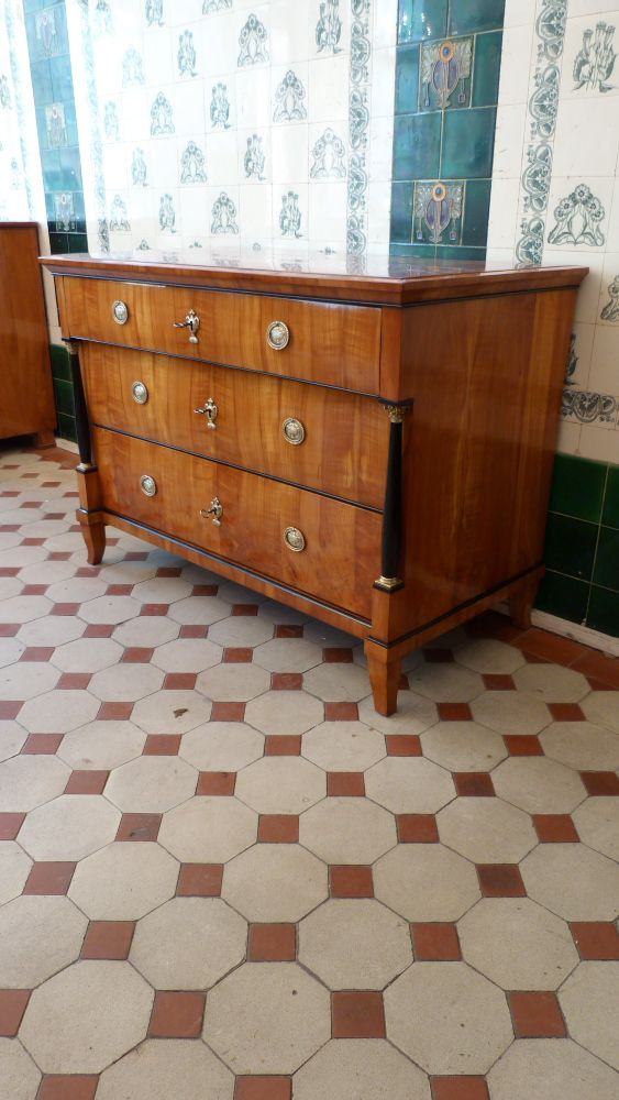 Elegante Biedermeierkommode, Kirschholz handpoliert um 1840 Elegante Biedermeierkommode, Kirschholz handpoliert um 1840